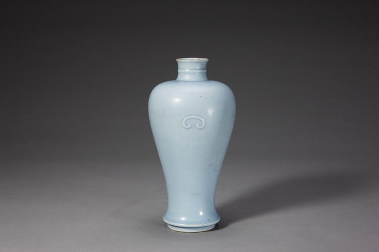 康熙款天蓝釉凸耳梅瓶