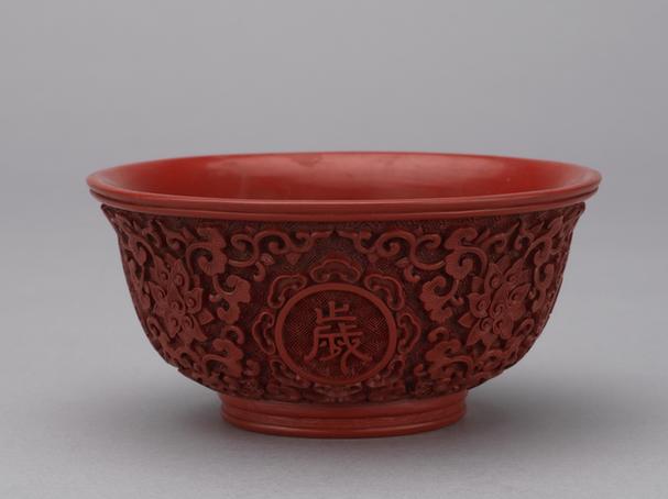 乾隆款剔红长春万岁缠枝莲纹碗