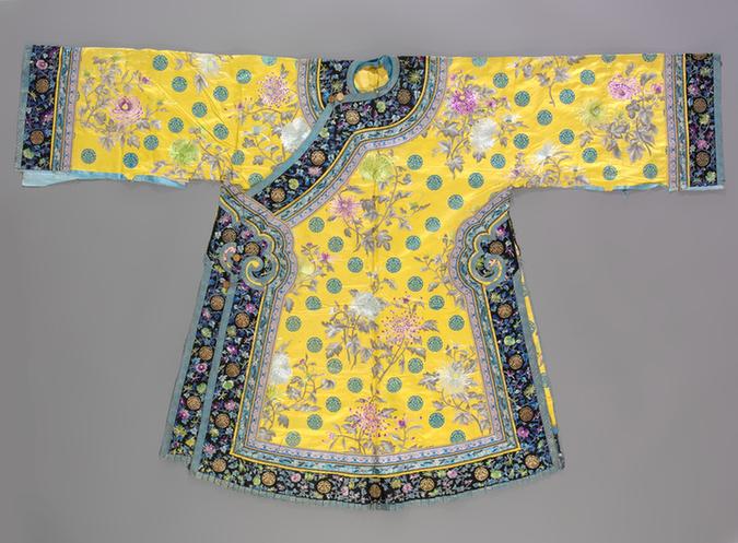 明黄色缎绣菊花月白团寿字纹氅衣拆片