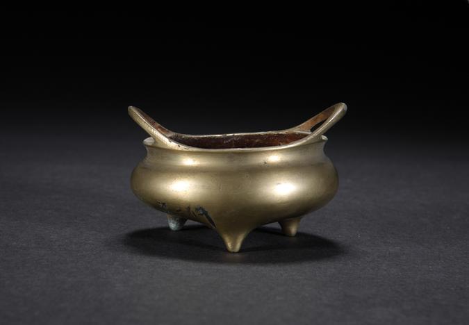 宣德款铜凤眼耳乳足炉