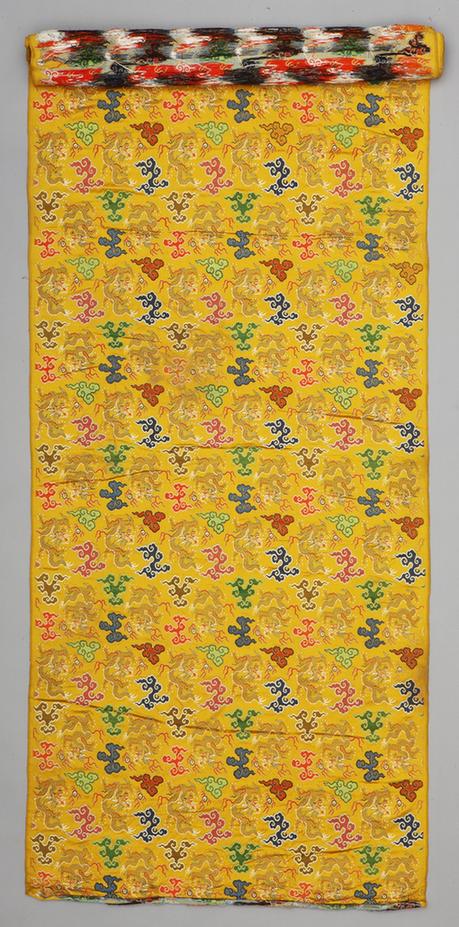 黄色云龙纹妆花缎