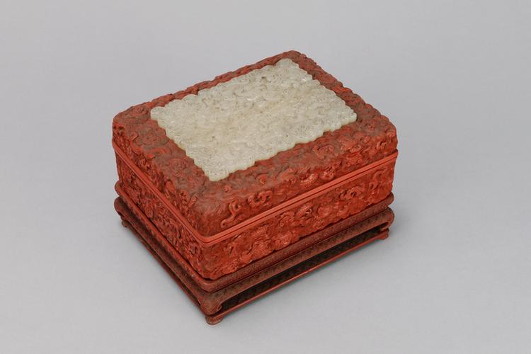 乾隆款剔红锦纹嵌玉云蝠海兽纹带座长方盒