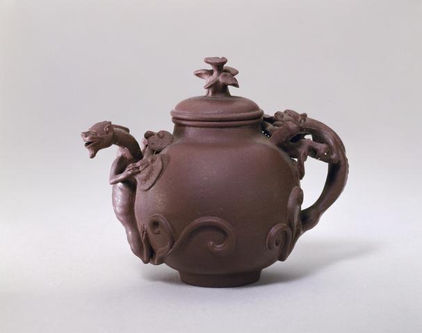 宜兴窑紫砂凸雕蟠螭纹壶