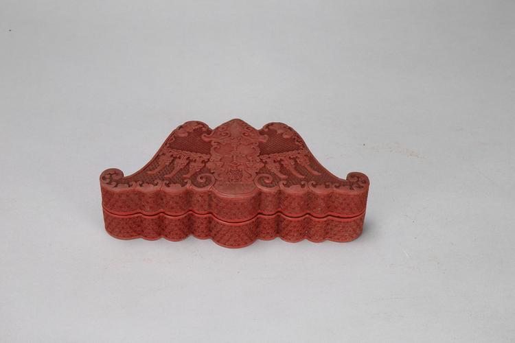 剔红蝙蝠吉庆万寿纹蝙蝠式盒