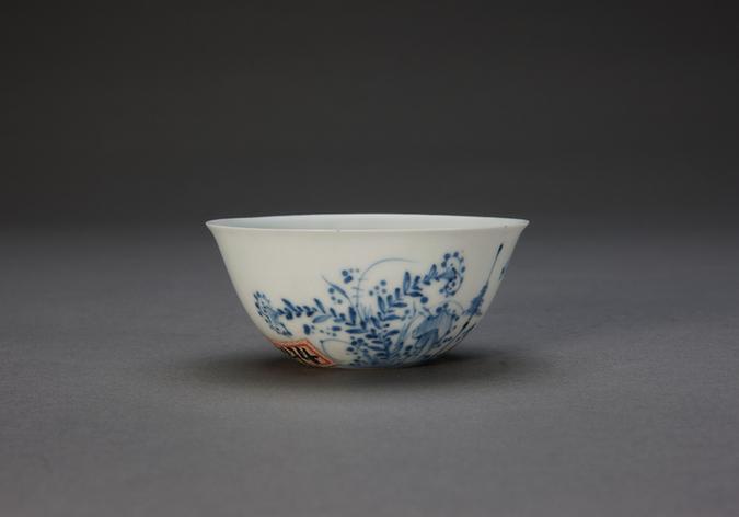 青花花蝶纹卧足小碗