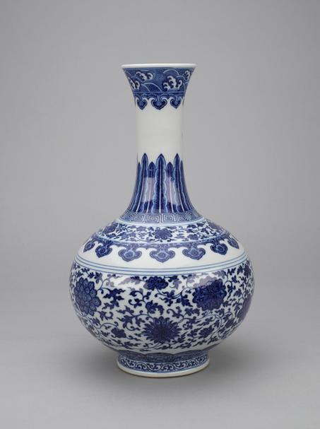 嘉庆款青花缠枝莲纹赏瓶