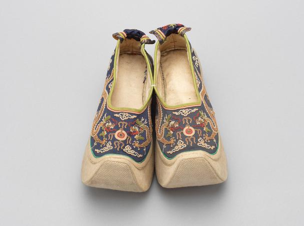 石青色缎缉线绣二龙戏珠纹皂鞋