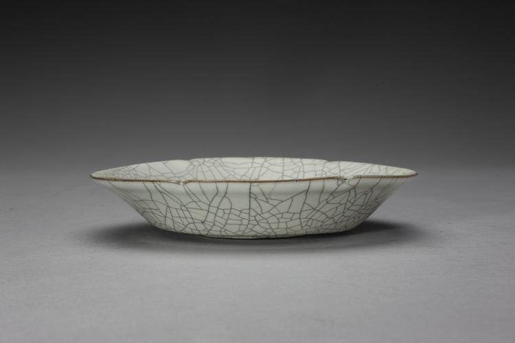 哥窑青釉葵花式折沿盘