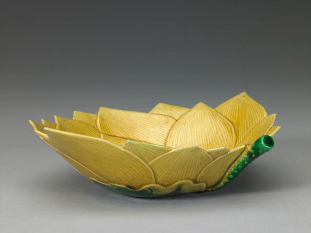 素三彩荷花式杯