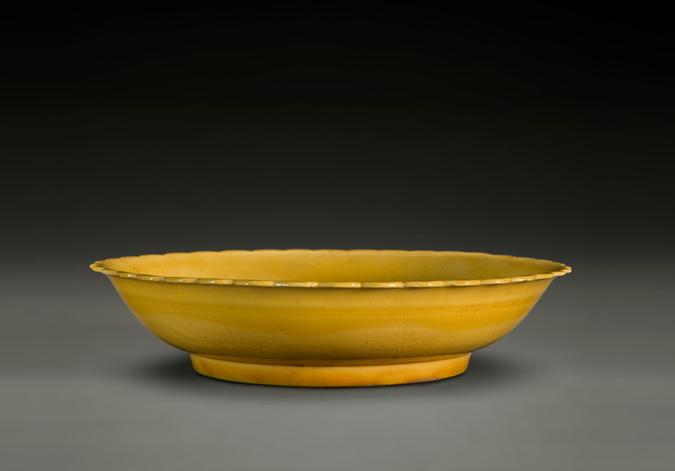 康熙款黄釉暗划双凤纹花口盘