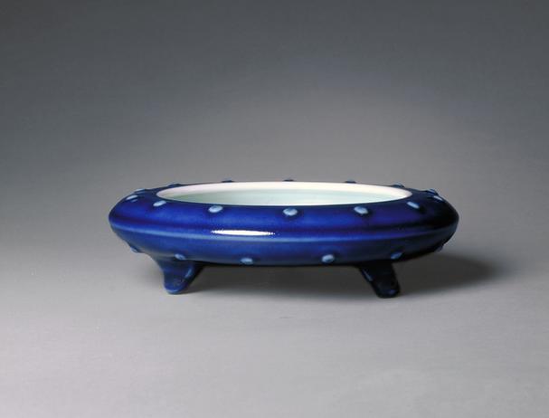 雍正款祭蓝釉鼓钉洗