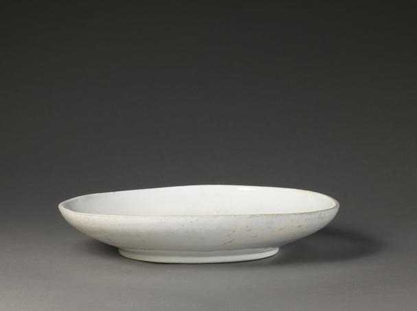 德化窑白釉划花纹大盘