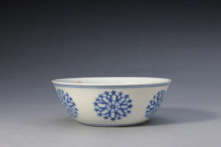 成化款青花团花纹卧足碗