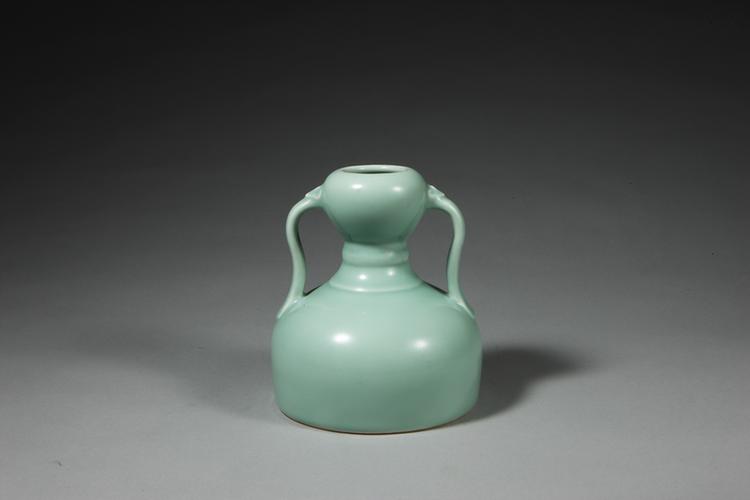 雍正款粉青釉如意耳葫芦瓶