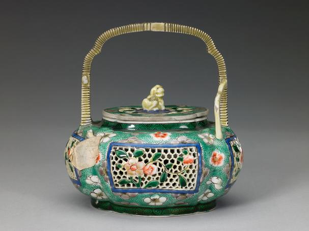 五彩镂空海棠式花熏