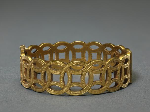 金镂雕古钱纹镯