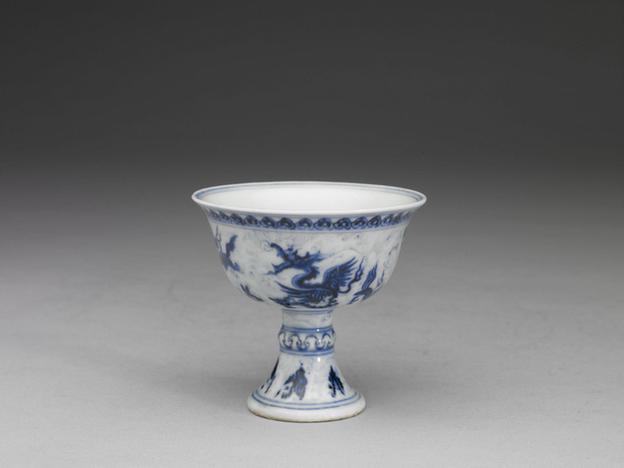 青花海兽波涛纹凸节高足杯(青兽白涛)