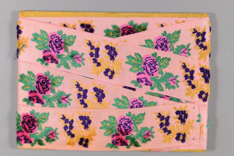 粉红色缎地绒花牡丹桂花纹绦