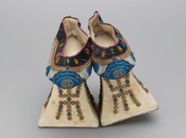 湖色缎绣竹子纹嵌料珠花盆底夹鞋