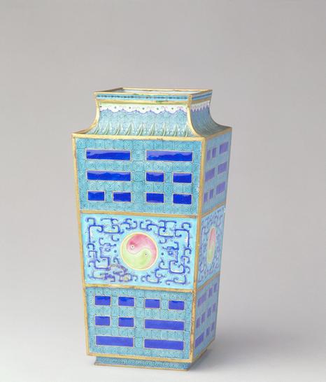 画珐琅八卦夔纹方瓶