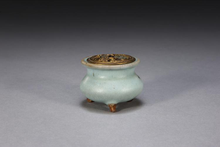 钧窑天蓝釉三足炉