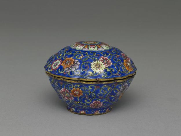 铜胎画珐瑯菊瓣式盒