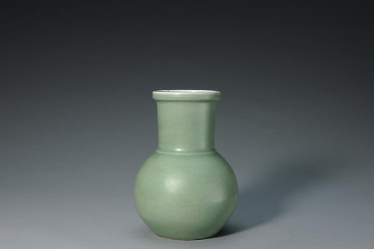 嘉靖款仿龙泉釉暗划花纹瓶