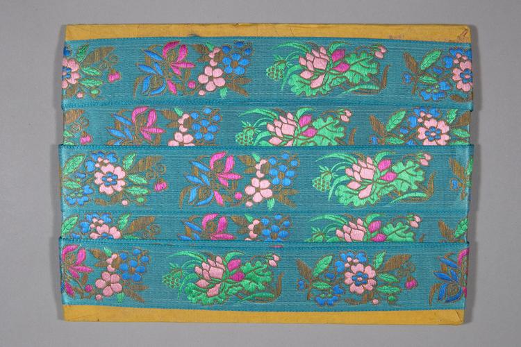 品蓝色缎地淡彩梅兰竹莲纹绦