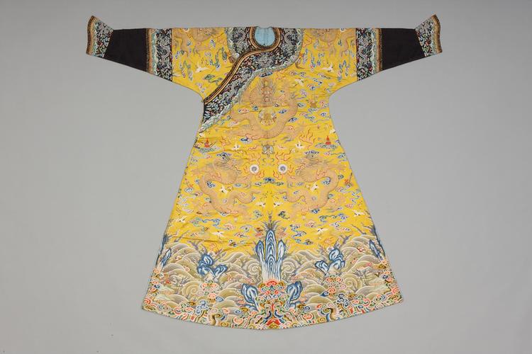 明黄色缎绣彩云蝠金龙纹女夹龙袍