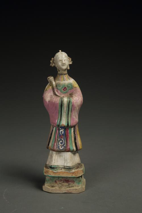 粉彩瓷持拂尘女立像