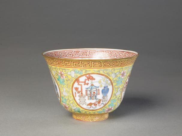 长春同庆款黄地粉彩开光“五谷丰登”碗