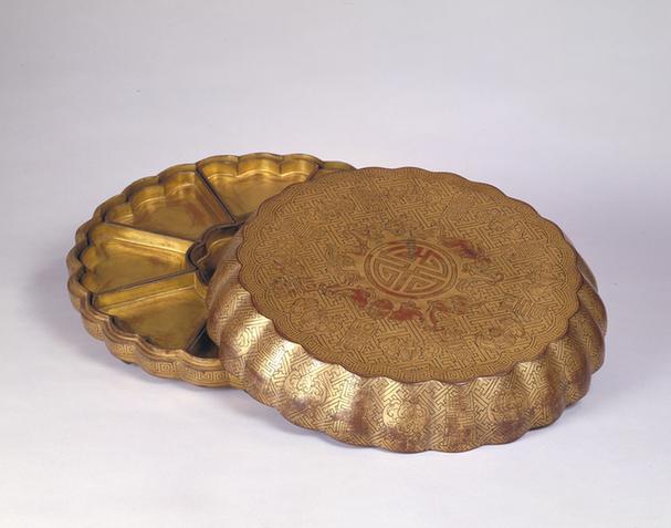 金漆五蝠捧寿纹菊瓣式攒盒