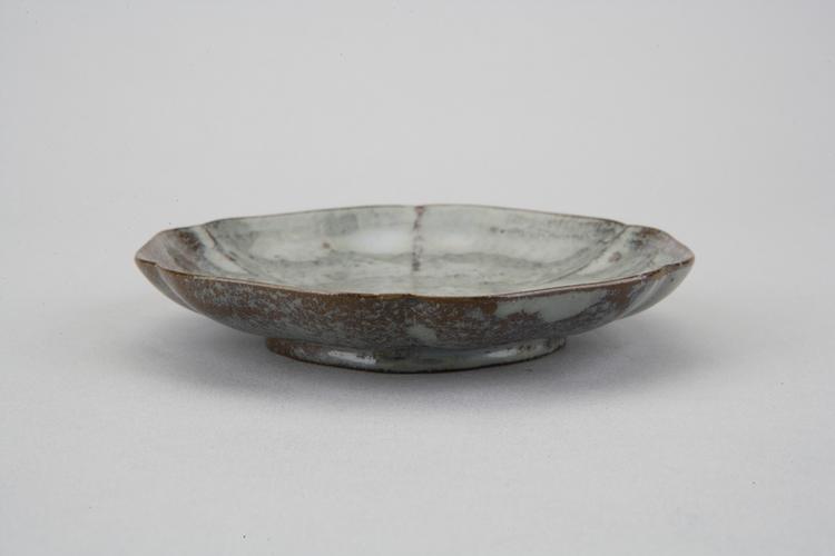 宜兴窑紫砂梅花式盘