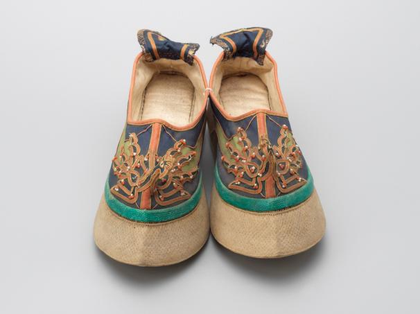 绿色缎缉米珠珊瑚珠凤纹头尖底鞋