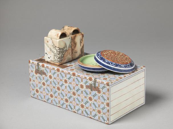 乾隆款粉彩锦地书册盒