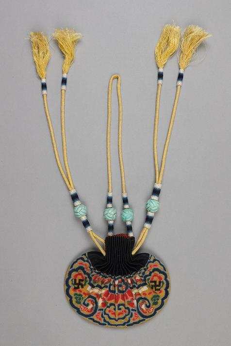 红青色缎口满纳万福纹椭圆荷包