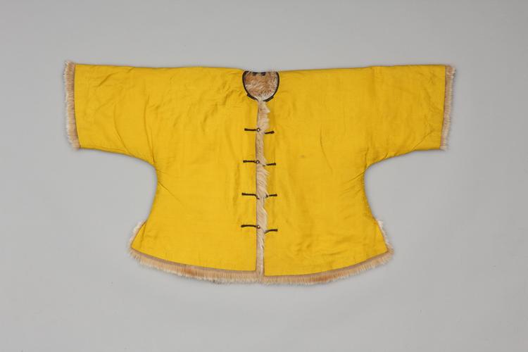 明黄色团龙纹暗花江绸猞猁皮马褂