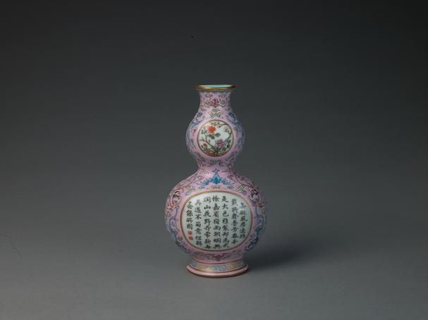 乾隆款粉地粉彩云夔纹开光诗句花卉葫芦壁瓶