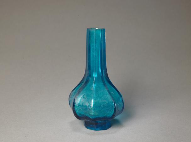 同治款绿色玻璃直口长颈八棱瓶