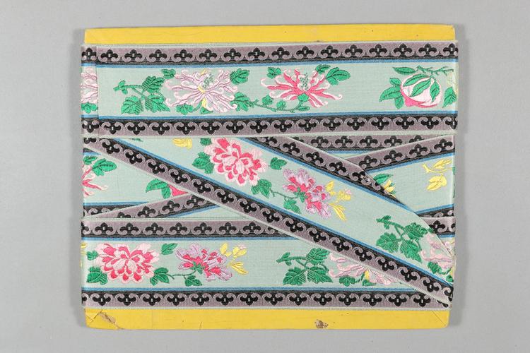 湖色缎地三多菊牡丹纹绦
