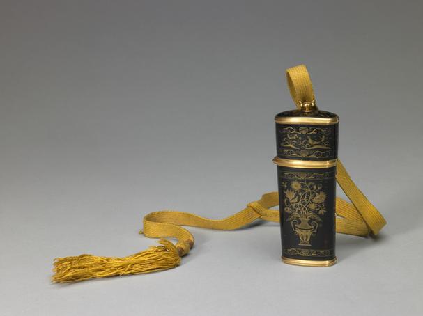 玳瑁嵌金丝花鸟纹规矩盒