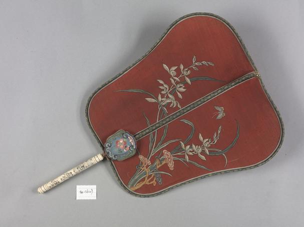 红色缂丝兰花图面象牙雕八仙图柄团扇