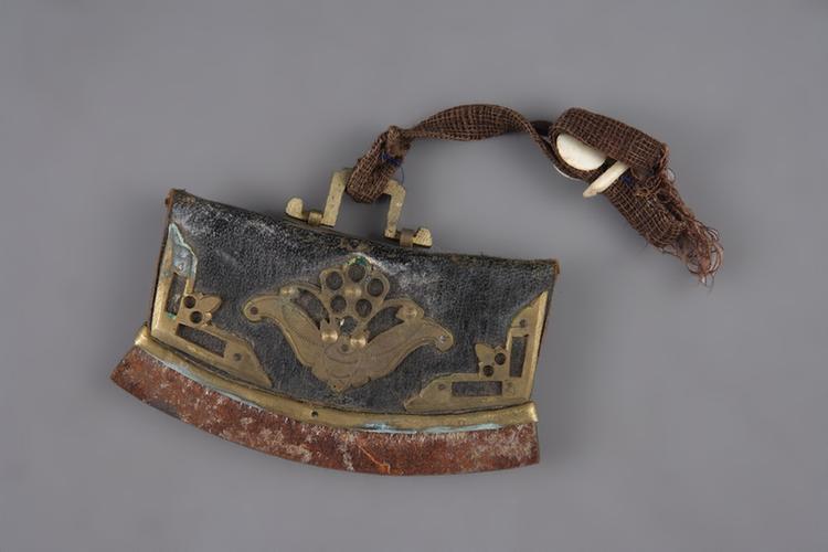 黑色皮镶铜蝴蝶荷包式火燫