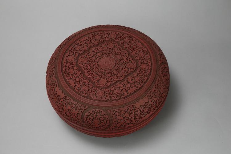 剔红万福缠枝莲纹开光团花纹圆盒