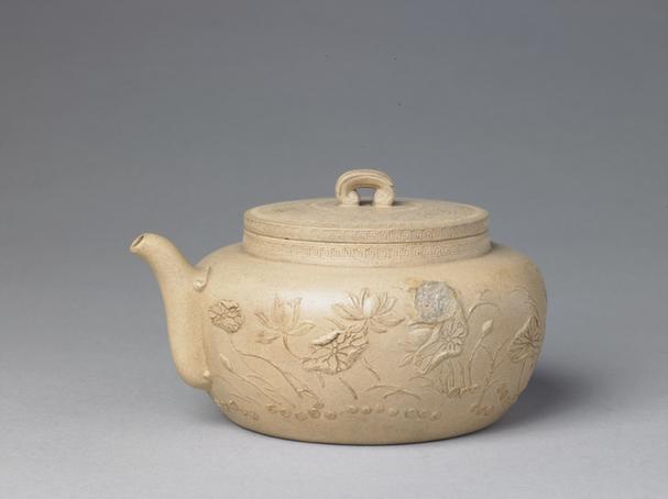 宜兴窑紫砂凸花莲池纹执壶