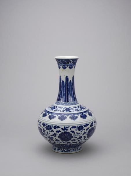 嘉庆款青花缠枝莲凸弦纹赏瓶