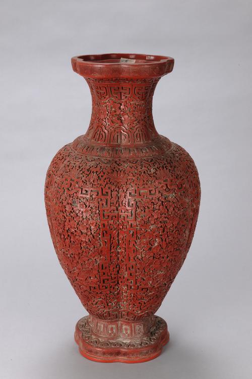 剔红缠枝莲纹开光梅花纹梅花式瓶