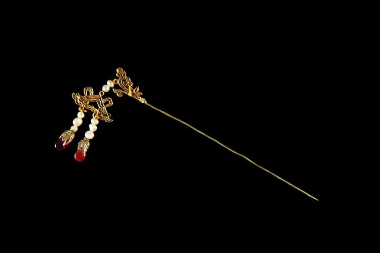 银镀金嵌珠宝吉庆纹流苏