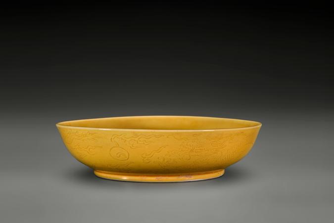 康熙款黄釉暗划龙凤纹碟