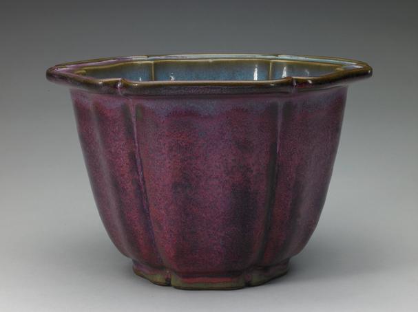 钧窑玫瑰紫釉葵花式花盆